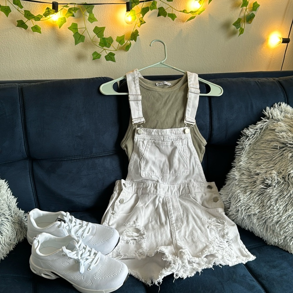 Selling this cute white overalls! Good condition! Wore it a few times.